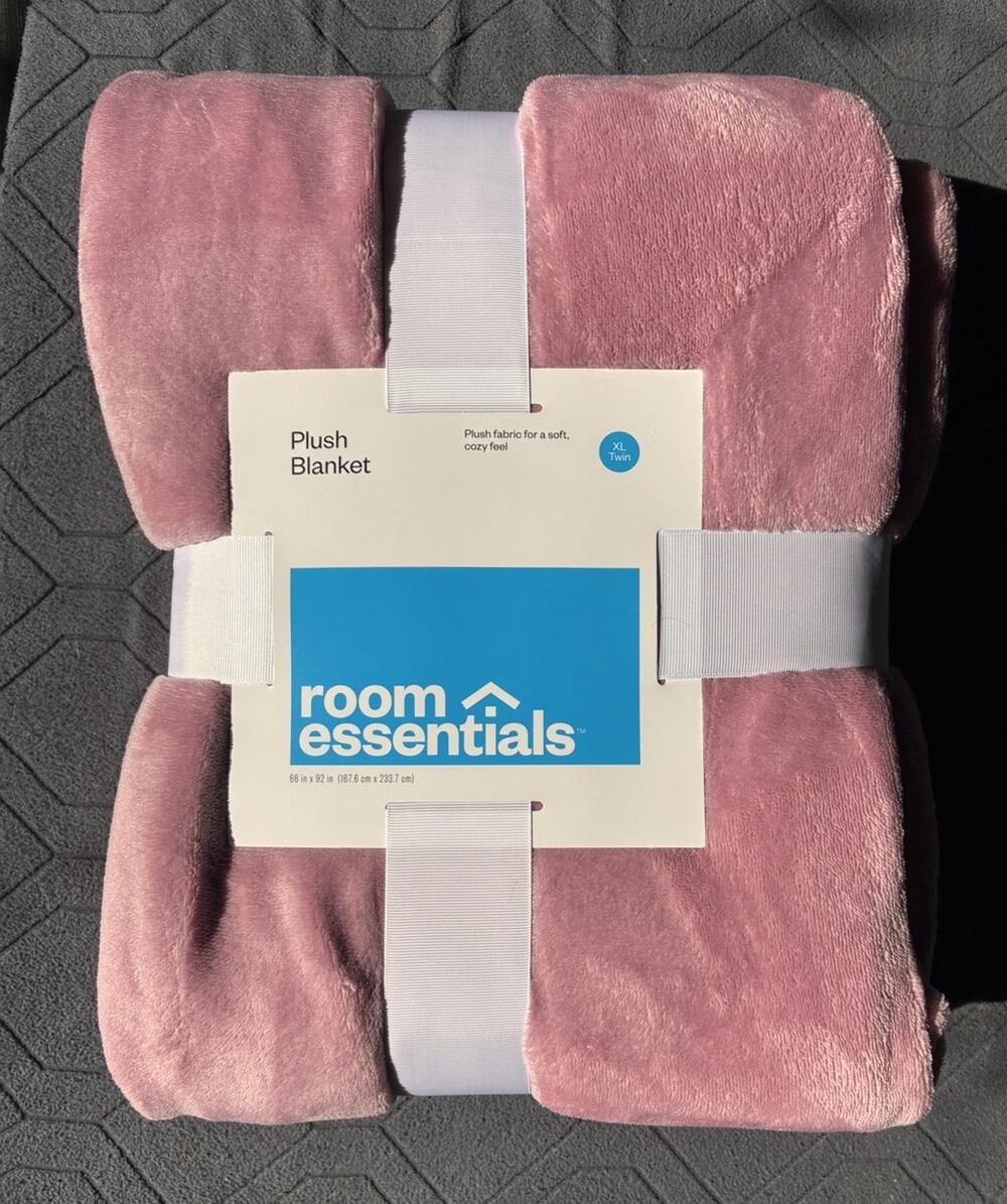 Room Essentials Plush Pink Blanket XL Twin 66 x 92
